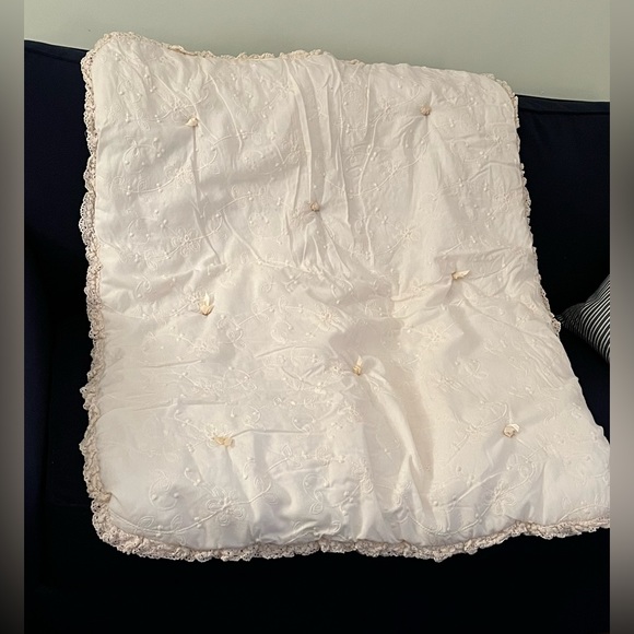 Crib size comforter and blanket set (2 blankets, different weights). Off… - Picture 3 of 16